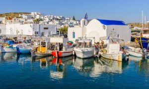 barche_colorate_a_naoussa_paros_cicladi